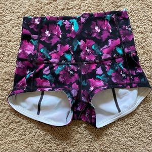 Lululemon shorts w/ pocket, size 6, black/multi